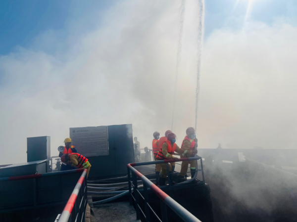 Huy động nhiều phương tiện hiện đại tham gia diễn tập chữa cháy tàu chở xăng dầu -0