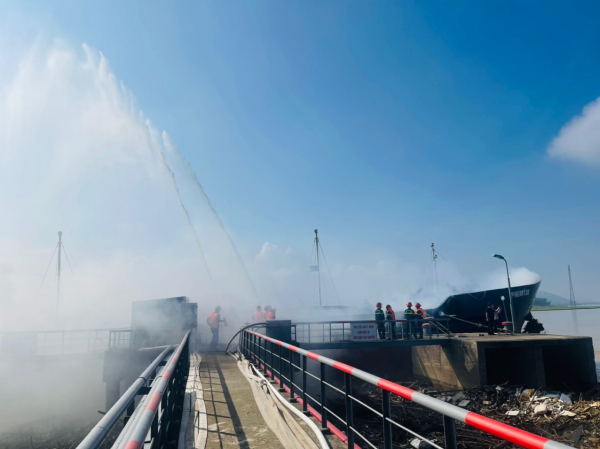 Huy động nhiều phương tiện hiện đại tham gia diễn tập chữa cháy tàu chở xăng dầu -0