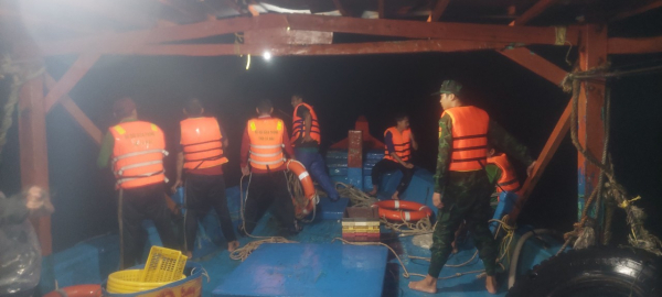 Cứu sống 15 ngư dân bị chìm tàu trên biển -0