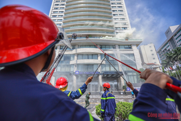 Sea, land, air forces join Quang Ninh’s largest-ever ministry-level firefighting and rescue drill -1