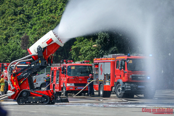 Sea, land, air forces join Quang Ninh’s largest-ever ministry-level firefighting and rescue drill -5