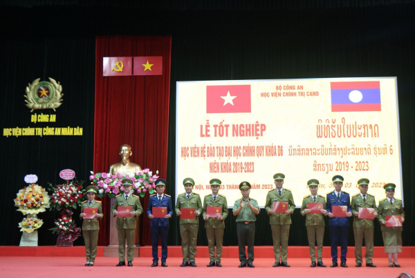 Học viện Chính trị CAND trao bằng tốt nghiệp cho các học viên Lào  -0