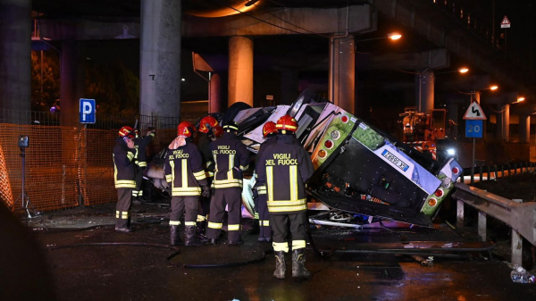 Xe bus húc đổ lan can rồi rơi xuống đất gần Venice, 21 người thiệt mạng  -0