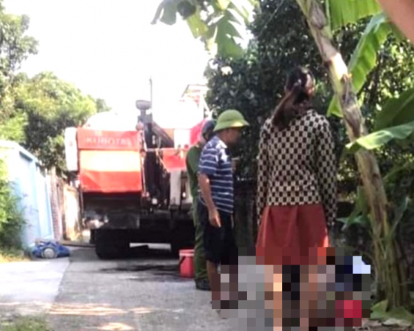 Sửa máy gặt lúa bị hỏng, hai người đàn ông tử vong -0