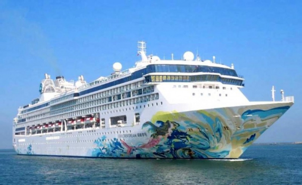 Cruise ship brings 1,800 international tourists to Da Nang -0