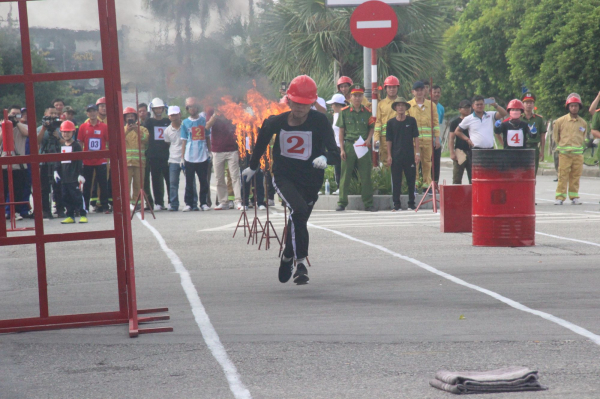 Ấn tượng các vận động viên “nhí” tranh tài tại Hội thao nghiệp vụ chữa cháy và cứu nạn, cứu hộ -0