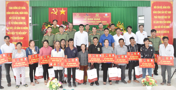 Trao 17 căn nhà đại đoàn kết tặng hộ khó khăn vùng căn cứ cách mạng -0