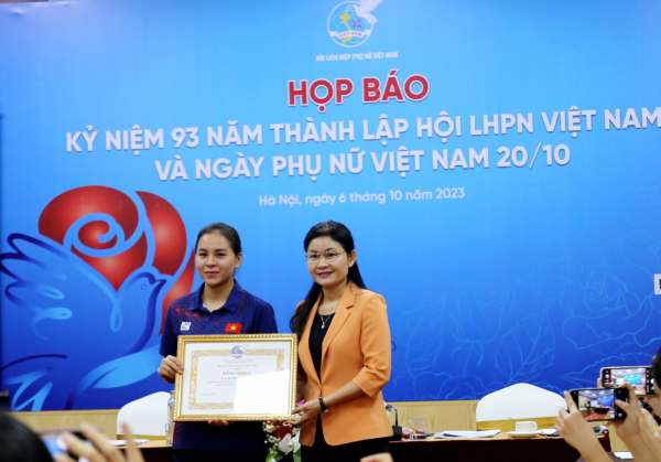 Xạ thủ Trịnh Thu Vinh nhận bằng khen của Hội Liên hiệp phụ nữ Việt Nam -0