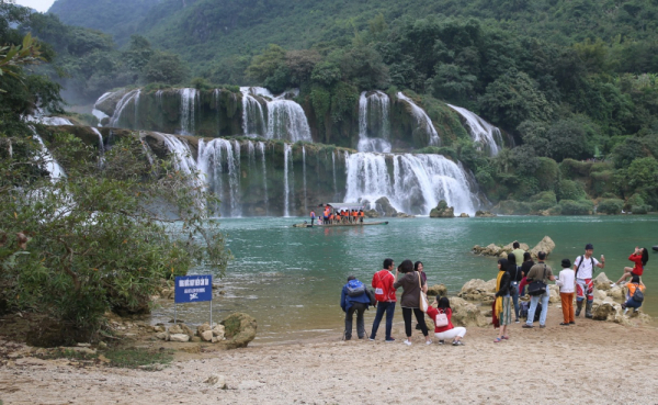 Ban Gioc Waterfall Festival opens in Cao Bang province -0