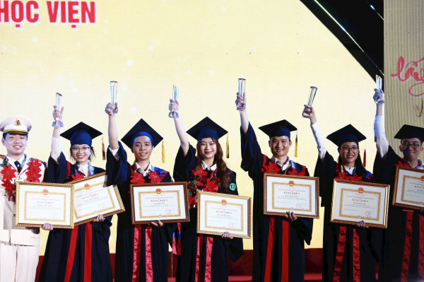 Hà Nội tuyên dương Thủ khoa xuất sắc tốt nghiệp các trường đại học, học viện năm 2023 -0