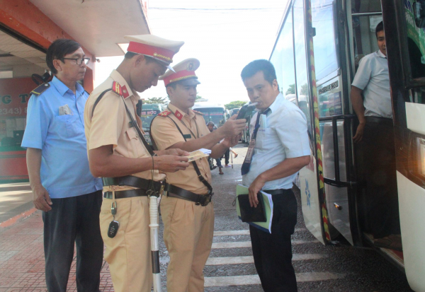 CSGT Thừa Thiên Huế tăng cường kiểm tra nồng độ cồn tài xế xe khách, xe buýt -0