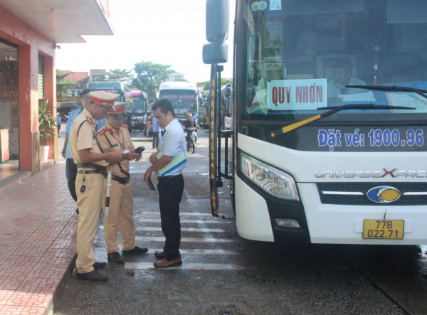 CSGT Thừa Thiên Huế tăng cường kiểm tra nồng độ cồn tài xế xe khách, xe buýt -0