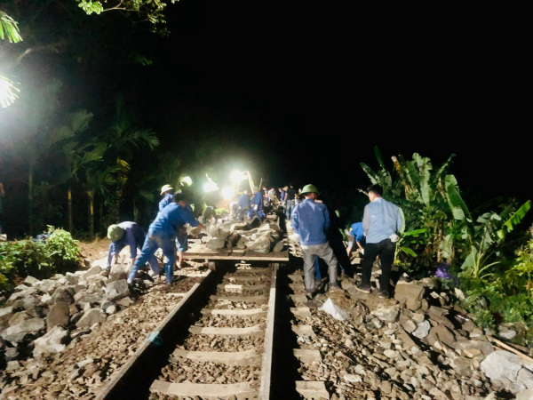 21h ngày 8/10: Đường sắt Hà Nội- Lào Cai chính thức hoạt động trở lại sau gần 2 ngày tạm dừng vì sạt lở -0