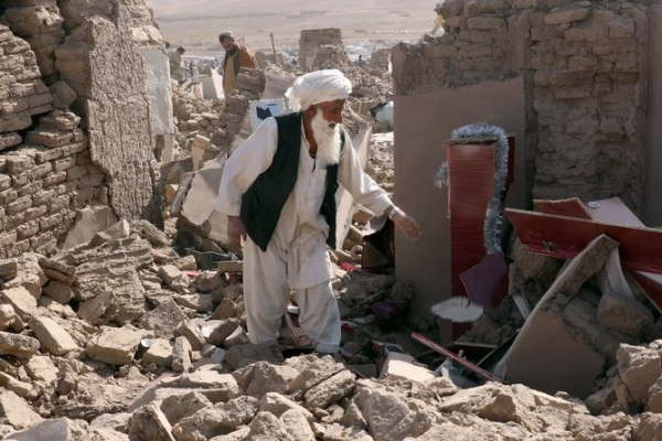 Afghanistan: Chạy đua tìm người sống sót sau động đất làm 2.400 người chết -0