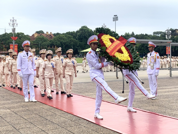 Đoàn đại biểu về dự Đại hội đại biểu Công đoàn CAND lần thứ VI vào lăng viếng Chủ tịch Hồ Chí Minh -0