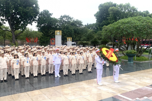 Đoàn đại biểu Công đoàn CAND vào Lăng viếng Chủ tịch Hồ Chí Minh -0