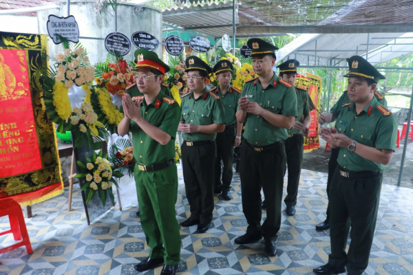 Thăm viếng, động viên gia đình Công an viên  hy sinh trong lúc làm nhiệm vụ -0