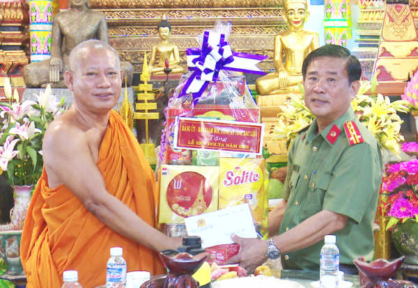 Công an tỉnh Bạc Liêu chúc mừng lễ Sen Đolta của đồng bào Khmer  -0