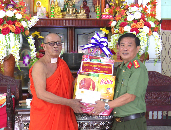 Công an tỉnh Bạc Liêu chúc mừng lễ Sen Đolta của đồng bào Khmer  -2