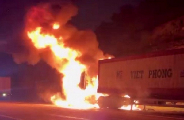 Xe container bốc cháy ngùn ngụt trên cao tốc La Sơn – Túy Loan -0