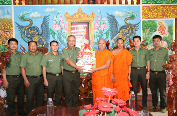 Công an tỉnh Sóc Trăng chúc mừng lễ Sene Đolta của đồng bào Khmer -1