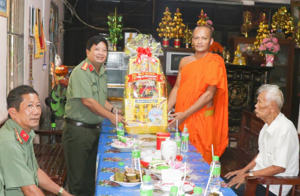 Thăm, tặng quà lễ Sêne Đôlta của đồng bào dân tộc Khmer -0