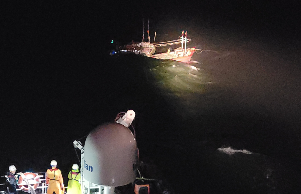 Tàu cá chìm trên biển, 14 ngư dân được tàu SAR 412 cứu nạn -0