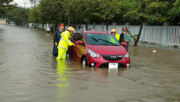 Công an Thừa Thiên Huế kịp thời hỗ trợ, giúp người dân thoát khỏi vùng ngập lụt nguy hiểm -0