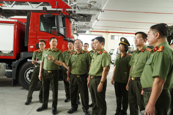 Thứ trưởng Lê Văn Tuyến kiểm tra công tác quản lý vật tư, trang thiết bị tại Đà Nẵng -0