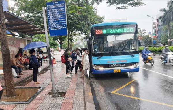 Xe buýt Hà Nội hút khách trở lại -2