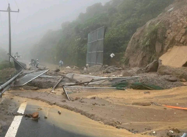Đèo Hải Vân sạt lở do mưa lớn, lực lượng CSGT lập chốt phong tỏa các tuyến dẫn lên đường đèo  -0