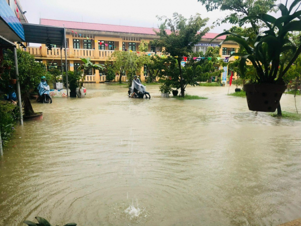 Thừa Thiên Huế mưa xối xả, hồ thủy điện điều tiết xả lũ về hạ du, học sinh nghỉ học -0