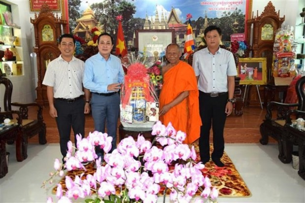 Tra Vinh officials congratulate local Khmer on Sene Dolta Festival -0