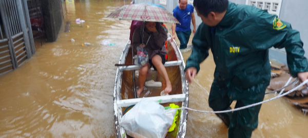 Kịp thời hỗ trợ người dân di dời khỏi vùng ngập lụt nguy hiểm -0