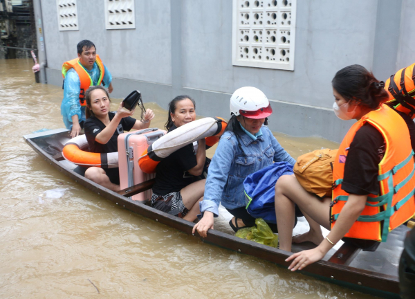 Kịp thời hỗ trợ người dân di dời khỏi vùng ngập lụt nguy hiểm -0