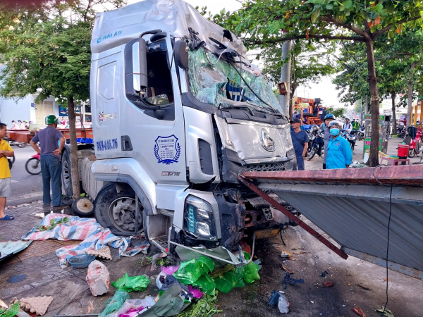 Xe container tông nát nhà dân lúc rạng sáng -0