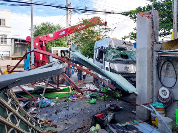 Vụ xe container tông nhà dân đổ sập lúc rạng sáng: Do tài xế ngủ gật -0