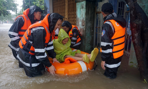 Dầm mình trong mưa lũ hỗ trợ sơ tán người già, trẻ em vùng “rốn lũ” Đà Nẵng -0