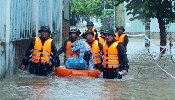 Dầm mình trong mưa lũ hỗ trợ sơ tán người già, trẻ em vùng “rốn lũ” Đà Nẵng -0