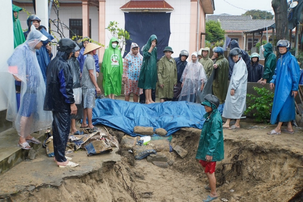 Bờ biển sạt lở nghiêm trọng, khẩn trương cứu đê -0