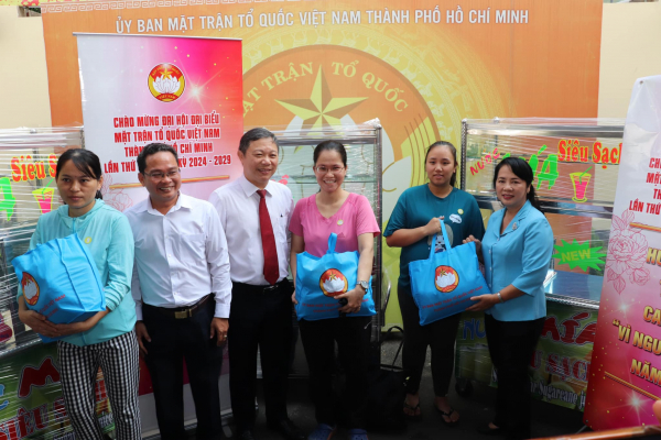 Trao tặng phương tiện sinh kế cho người nghèo tại TP Hồ Chí Minh -0