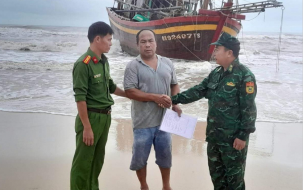 Công an xã ở Quảng Trị phối hợp hỗ trợ 4 thuyền viên an toàn sau khi tàu chết máy -0