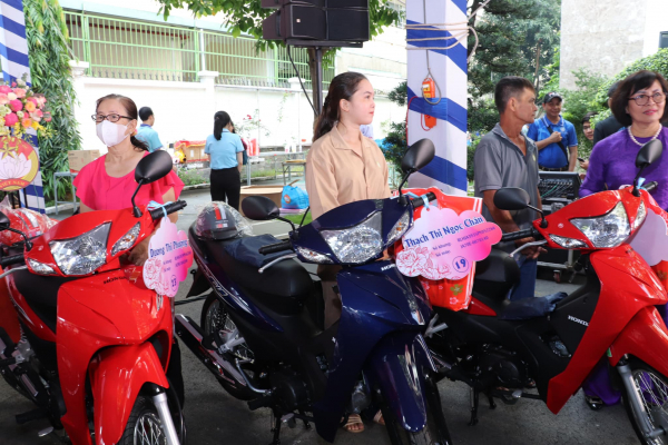 Trao tặng phương tiện sinh kế cho người nghèo tại TP Hồ Chí Minh -0