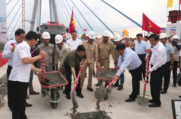 Thủ tướng Chính phủ dự Lễ hợp long cầu Mỹ Thuận 2 -1