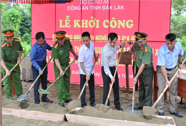 Khởi công xây dựng “Nhà tình nghĩa” cho thân nhân liệt sĩ CAND hy sinh trong vụ khủng bố ở Đắk Lắk -0