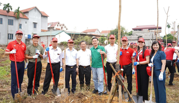 Dai-ichi Life Việt Nam tiếp tục triển khai Dự án “Trồng cây xanh đô thị” tại Hà Nội -1