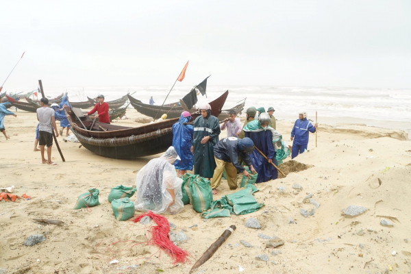 Thừa Thiên Huế khẩn trương khắc phục sạt lở ven sông, ven biển -0