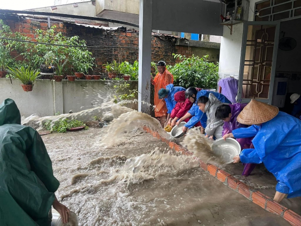 Người Đà Nẵng giúp nhau khắc phục hậu quả mưa lũ -0