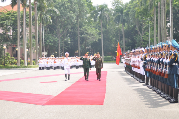 Thượng tướng Nguyễn Tân Cương hội đàm với Tổng tư lệnh Quân đội Hoàng gia Campuchia -0