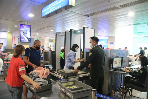 Camera an ninh tại sân bay Nội Bài liên tục nhận diện khách “cầm nhầm” đồ -0